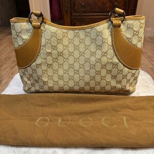 Authentic Monogram Gucci Jacquard Shoulder
Bag Tote -Tan P0210